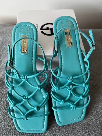 Sandales à plates Primark de couleur bleu turquoise. 