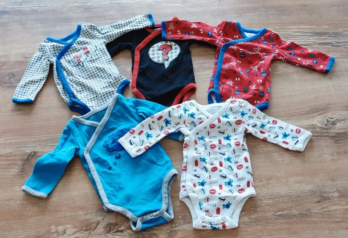 Lot de 5 bodys parfait état taille 1 mois