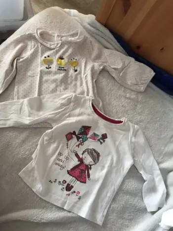 Deux T-shirts manche longue 12 mois