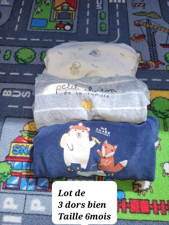 Vêtements bébés très bon état.