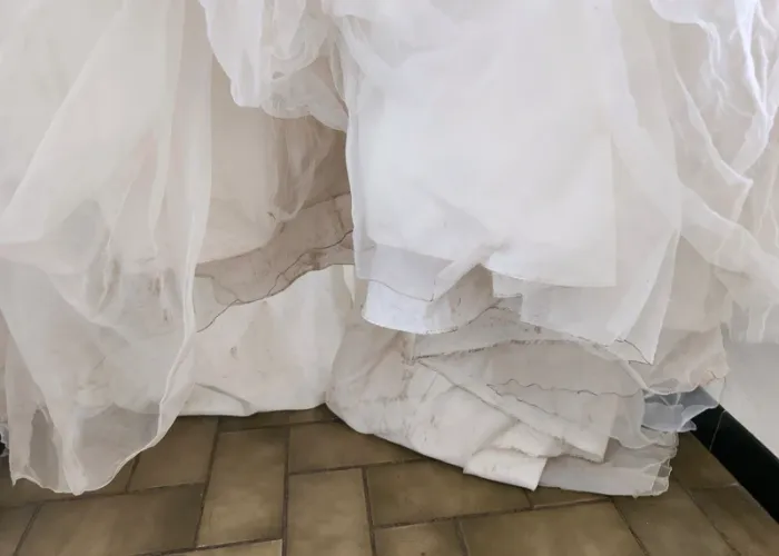 Robe de mariée blanche avec fleurs rouges taille 48 à 54 laçage dos en bon état Cosmobella - photo numéro 17