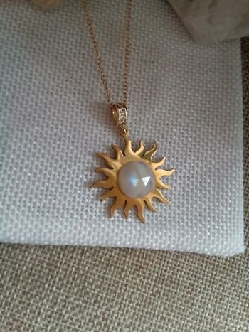 Collier soleil en pierre de lune naturelle à reflets bleutés