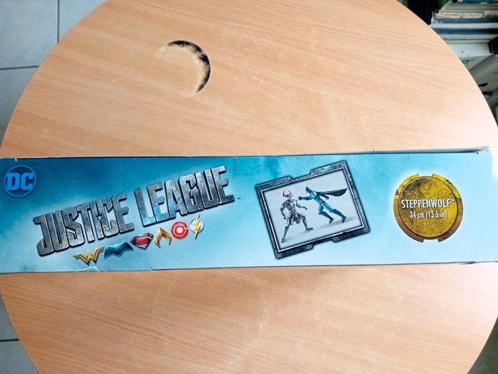 Figurines Steppenwolf et Batman (et la boîte) - photo numéro 5