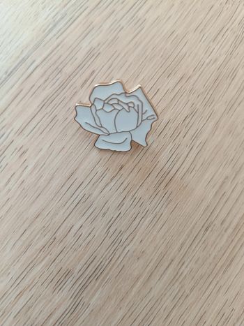 Pin's rose blanche neuf