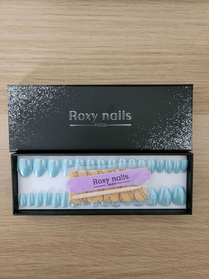 Lot de 5 boîtes de faux ongles Roxy Nails Paris – 4 neufs + 1 réutilisable - photo numéro 3