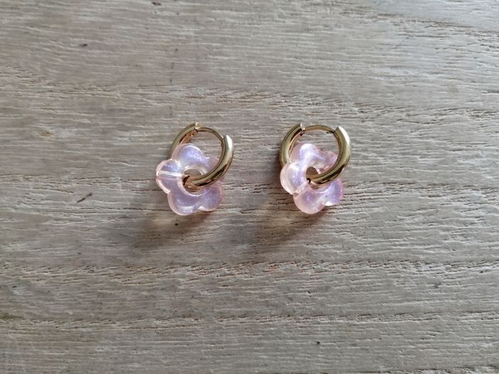 Boucles d'oreilles anneaux dorés en acier inoxydable avec petite fleur rose orangée neuves - photo numéro 2