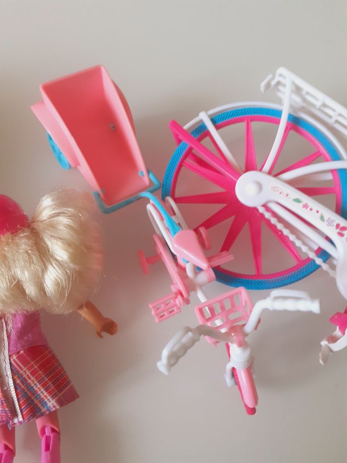 Barbie en compagnie avec son vélo - photo numéro 5