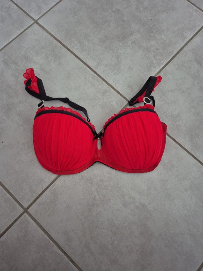 Soutien gorge rouge coque ampliforme bretelles amovibles