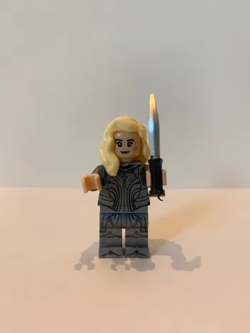 Figurine type Lego l’elfe Galadriel. le seigneur des anneaux
