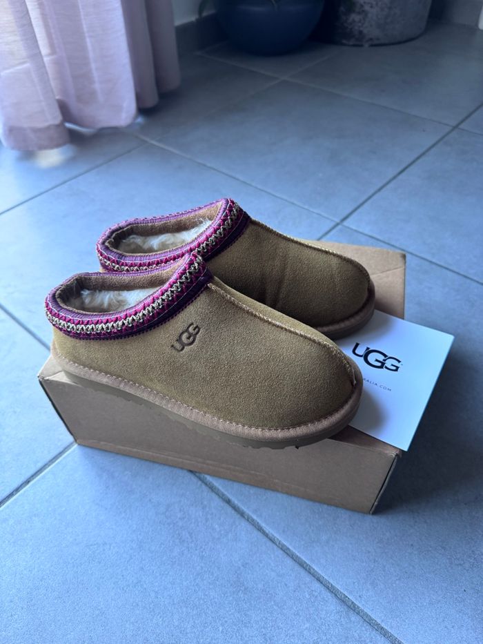 Paire de chaussons pantoufles UGG taille 39 - photo numéro 4