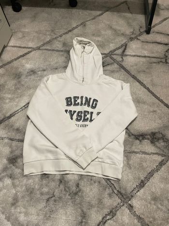 Sweet à capuche blanc avec écriture Kiabi