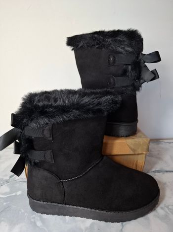 Bottes fourrées noire avec petits nœuds taille 38