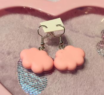 Mignons petits nuages roses en résine en boucles d'oreilles