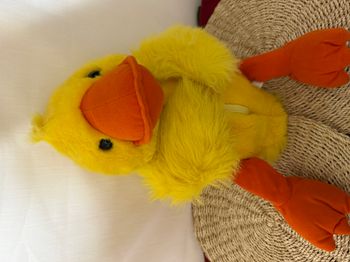 Peluche - Cache pyjama, canard jaune, allongé