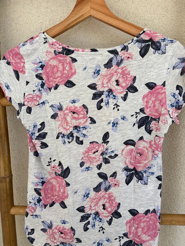 t-shirt gris avec motifs à fleurs - photo numéro 5
