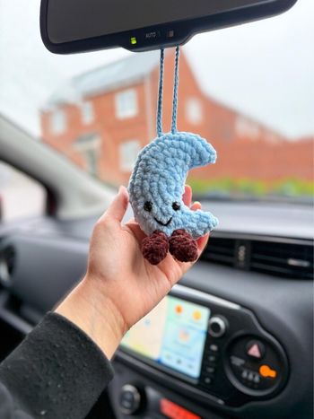 Déco de rétroviseur lune bleu jellycat  en crochet 