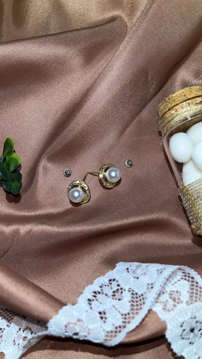 Ensemble bijoux perles blanches entourées de doré – Collier, bague & boucles d’oreilles - photo numéro 7