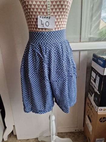 Short, bleu à pois blanc, en viscose,taille haute, en très très bon état, longueur 53cm