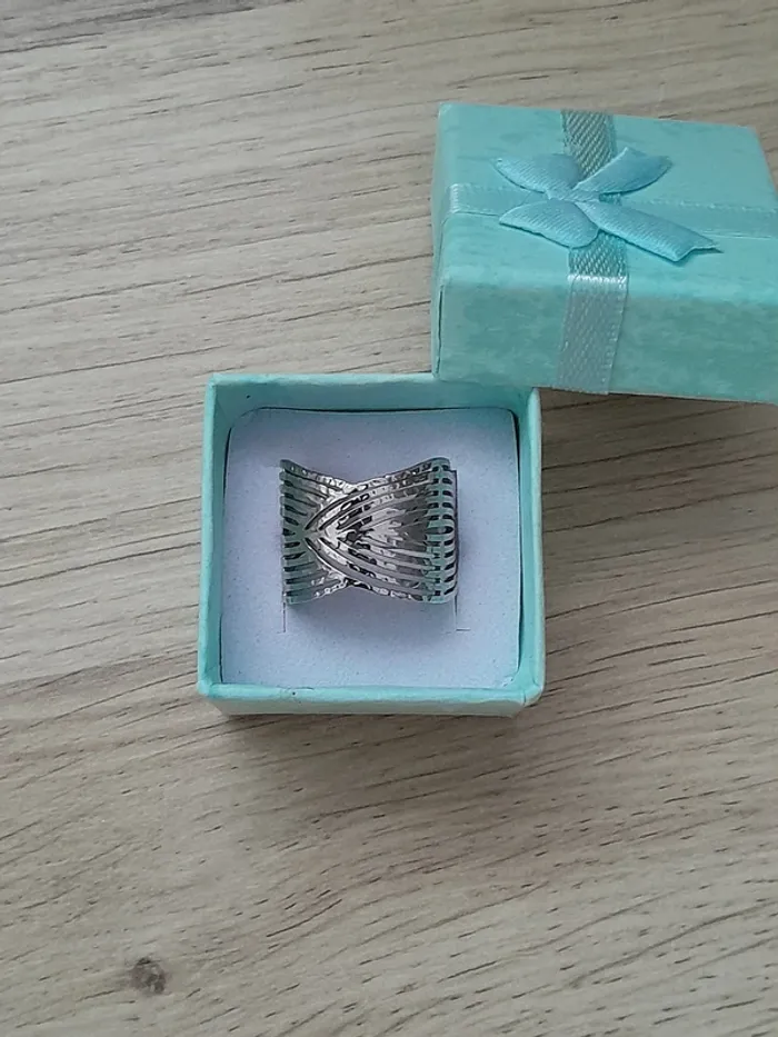 Bague, ciselée acier inoxydable, argentée, réglable,pour des doigts 54/56 style Bohème - photo numéro 1