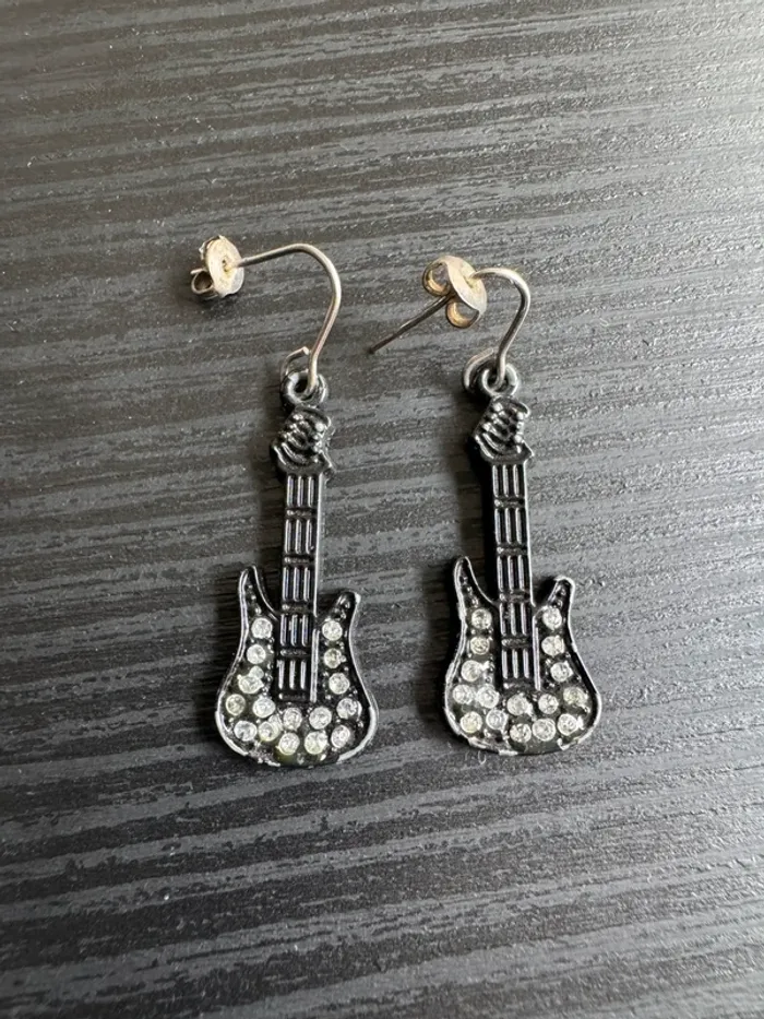 Paire de boucles d’oreilles guitares à strass noires claire’s