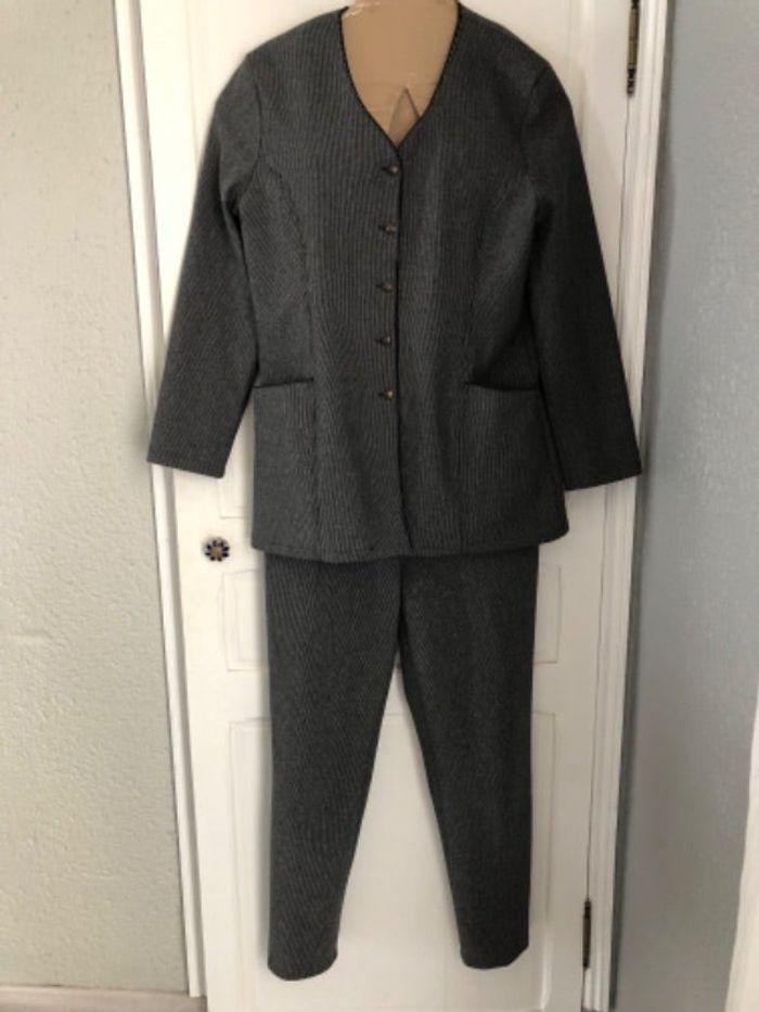 AN10- Tailleur-pantalon mia soana fines rayu T 42/44 peu porté