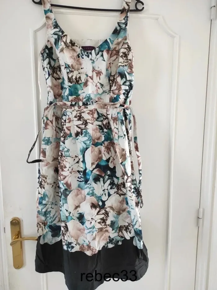 Robe habillée fleurie sans manches