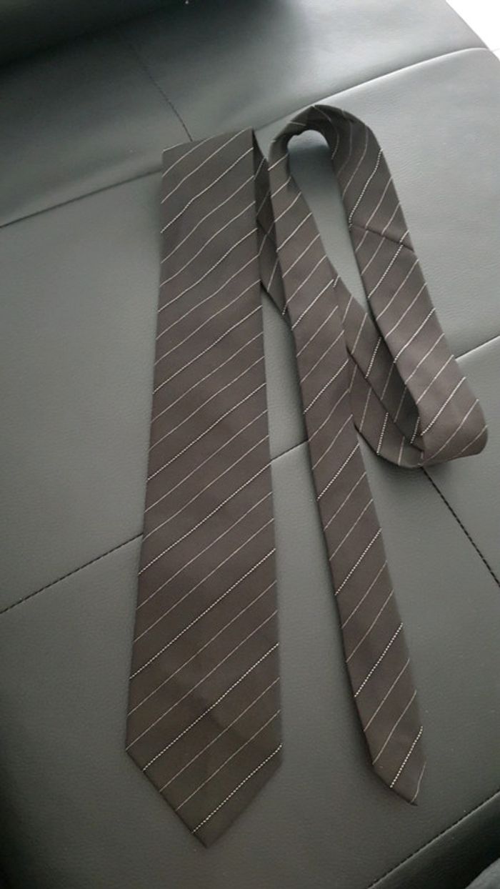 🍇 Cravate noire a rayures - photo numéro 2