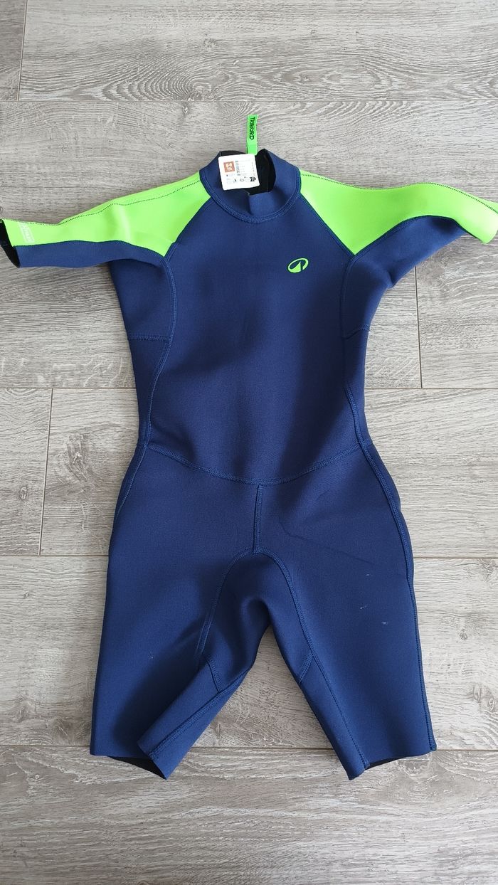 Combinaison shorty taille 8-9 ans