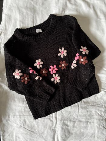Pull marron fleurie
