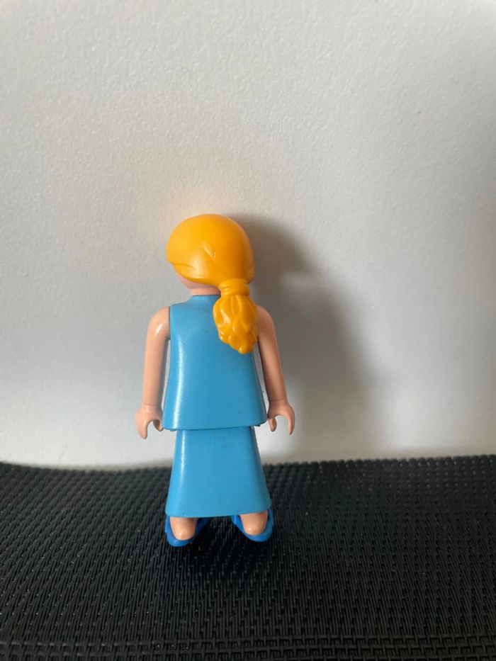 Playmobil figurine femme robe de chambre et claquettes bleues chambre maison - photo numéro 2