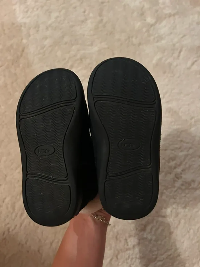 Bottines noires fourrees UGG fille 23,5 Tbe - photo numéro 8