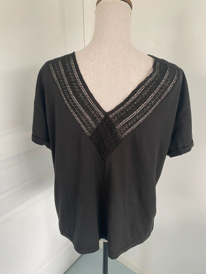 T shirt noir avec décolleté V brodé i.code taille L