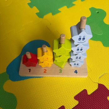 Apprendre à compter avec des étoiles en bois