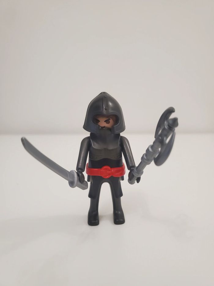 Playmobil Médiéval un Chevalier Guerrier avec casque, épée, hache très bon état