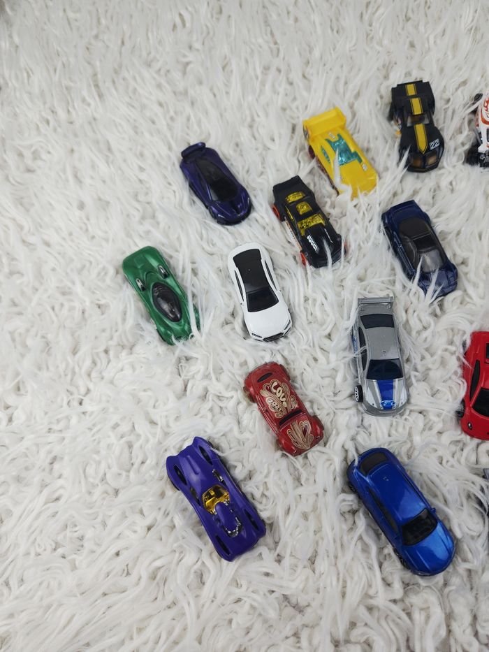 Lot de 24 petites voitures marque Hot Wheels 🎅 - photo numéro 2