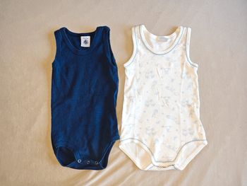 Lot de 2 bodies sans manche Petit Bateau 12 mois