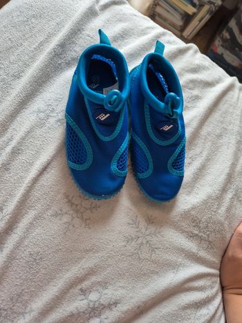 Chaussures d'eau jamais porté Taille 27