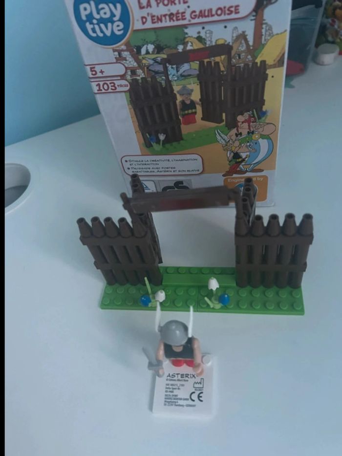 Style de lego Astérix avec la boîte
