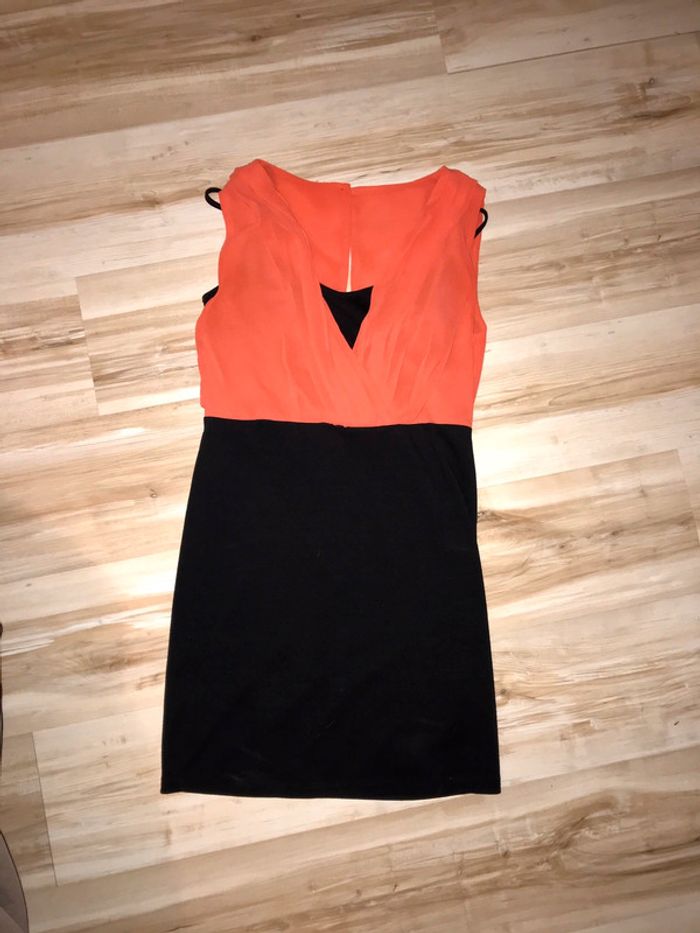 Robe noire et corail