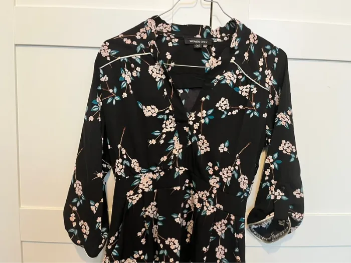 Robe noire à fleurs - photo numéro 2
