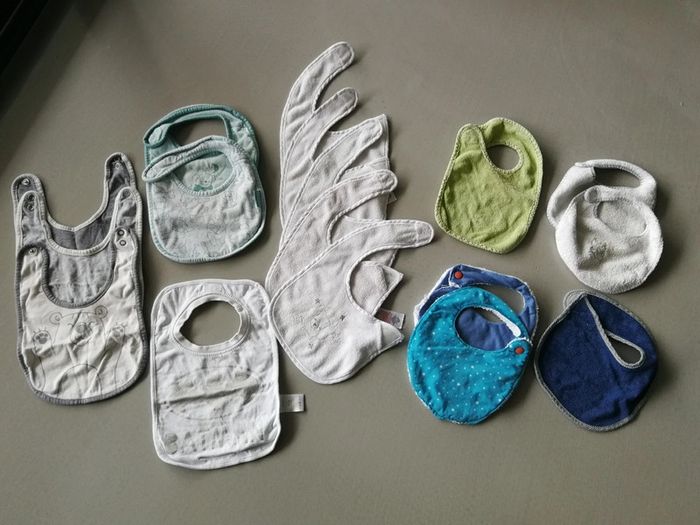 Lot de 17 bavoirs naissance