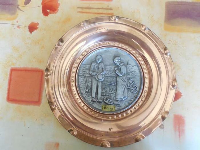 Assiette en cuivre et étain : l'angélus