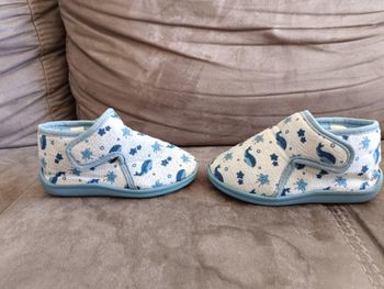 Pantoufles bleu taille 25 garçon et Charlie et Friends