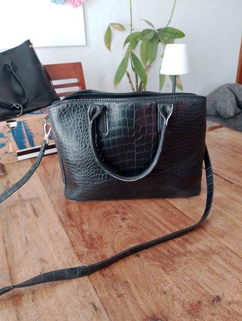 Sac à main noir en similicuir