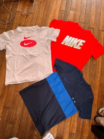 Lot trois tshirts nike 147 cm Bien portés