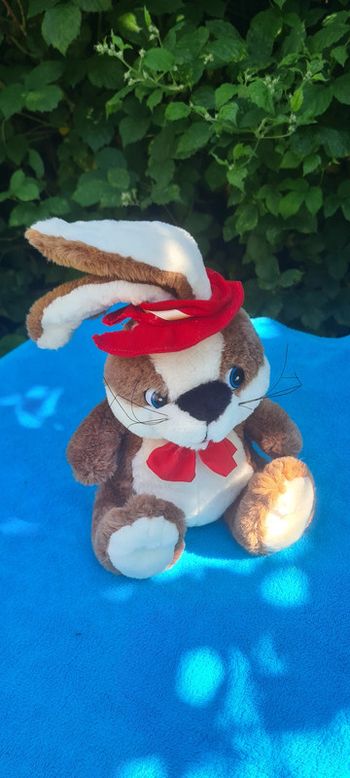 peluche doudou super lapin avec des grandes oreilles