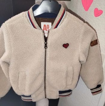 A O 76 Blouson fille 4 ans 