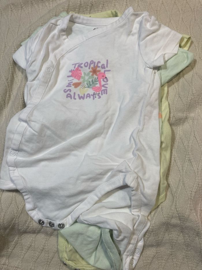 9 bodys  6 mois - photo numéro 5