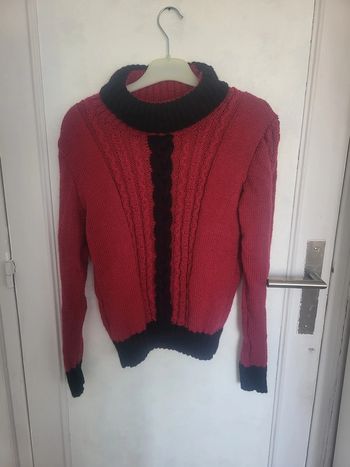 Pull rouge et noir taille 12 ans