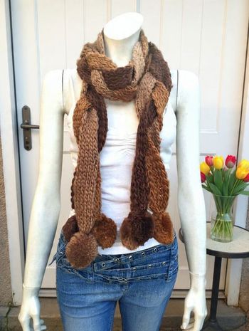 Écharpe longue tressée en laine maille tricolore État neuf pompons beige marron